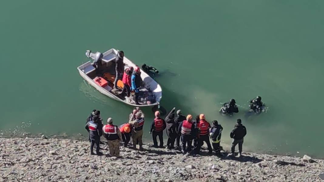 Baraja araç uçtu: 2 kişi ölü olarak çıkartıldı 2